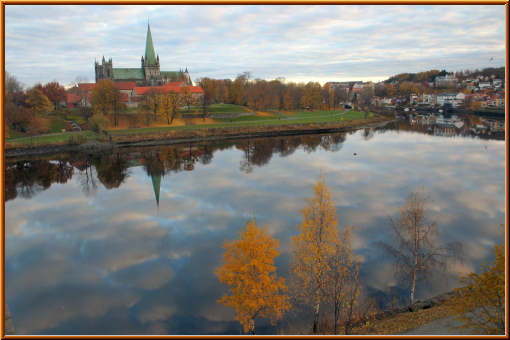 Herbstliches Trondheim am Fluß Nidelva