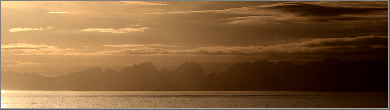 Die Lofotwand von Vestfjorden aus gesehen