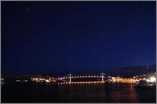 Orion über der Brücke von Rørvik