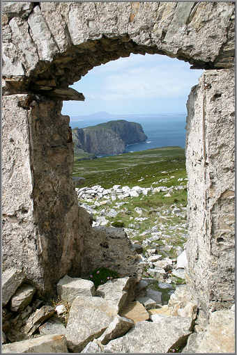Durch das Fenster dieser Ruine auf Horn Head blickt man auf den Atlantik