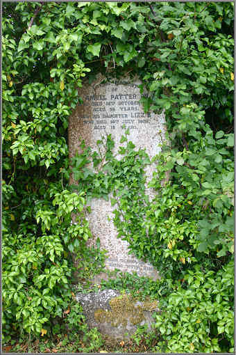 Grabstein auf einem alten Friedhof bei Doe Castle