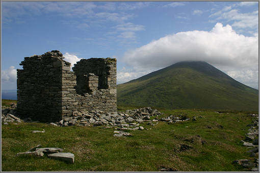 Ruine eines Wachturmes und der Berg Slievemore, Achill Island
