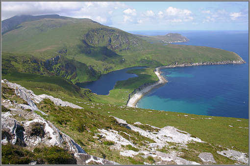 Bergsee und Uferlinie nahe dem Saddle Head, Achill Island