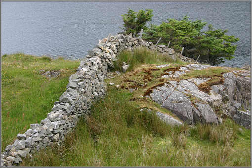Die Steinmauern, hier bei Rosroe, führen bis hinab ans Ufer