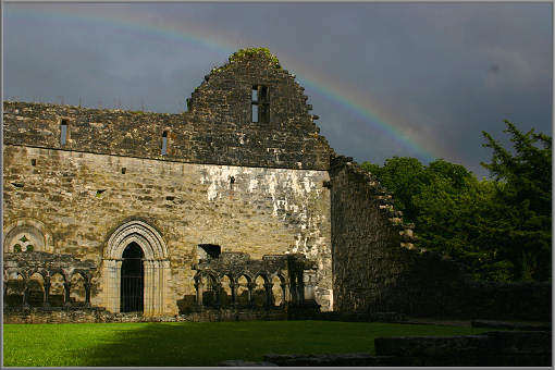 Regenbogen über den Mauern der Cong Abbey