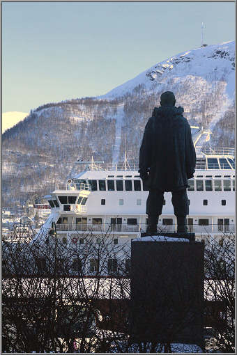 'Finnmarken' und Amundsen in Tromsø