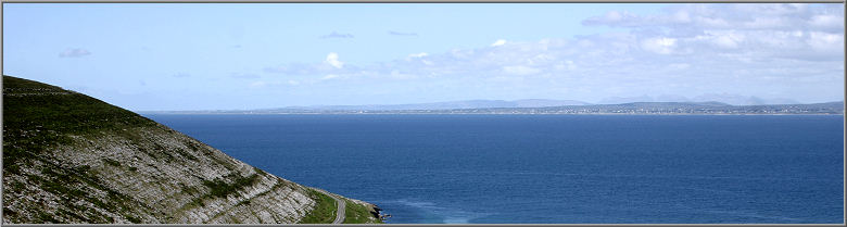 Blick über die Galway-Bay; am Horizont die Twelve Pins und die Mamturk-Mountains