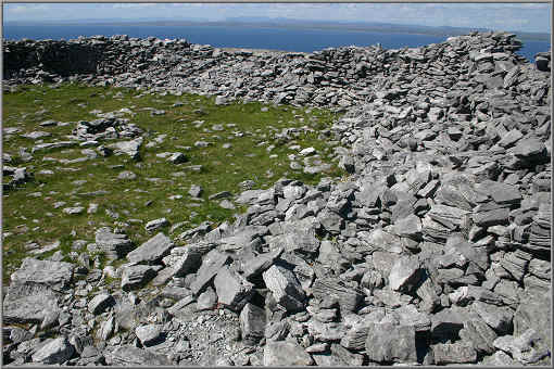 Überreste eines alten steinernen Ringforts in der kargen Landschaft des Burren