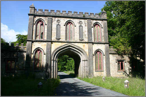Altes Portal in den Loughkey Forest Park bei Boyle