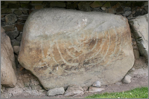 Verzierter Stein eines Hügelgrabes in Knowth