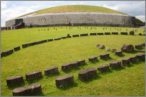 Die rekunstruierte Anlage von Newgrange