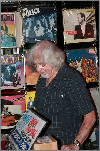 John Mayall verkauft und signiert seine CDs