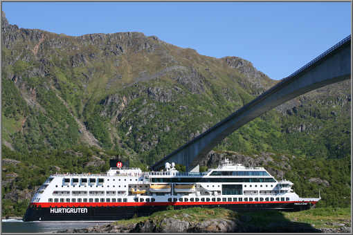 Die »Trollfjord« passiert die Raftsundbrücke