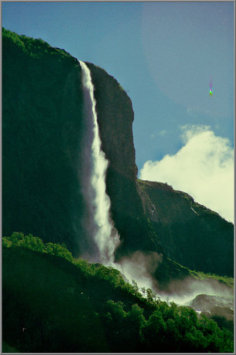Wasserfall Kjellfossen oberhalb von Gudvangen