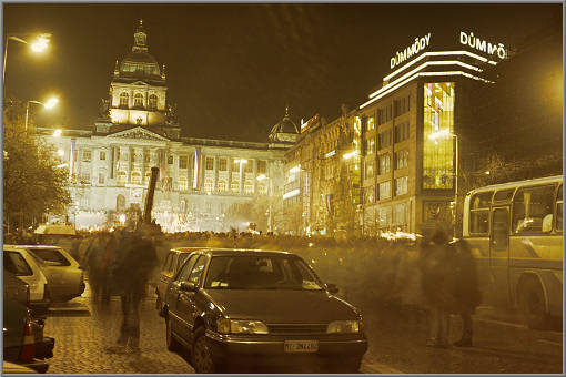 Prag feiert den Jahreswechsel 1989/90 am Wenzelsplatz