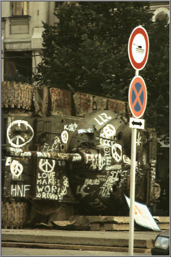 Umgekippter Panzer am Wenzelsplatz